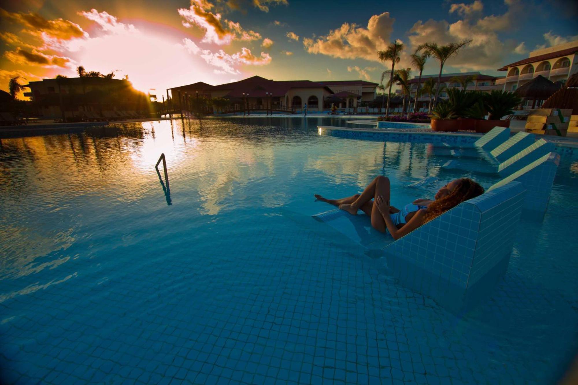 Grand Palladium Imbassaí Resort&Spa - Все включено Удобства фото Sunset at Iberostar Grand Hotel Bávaro